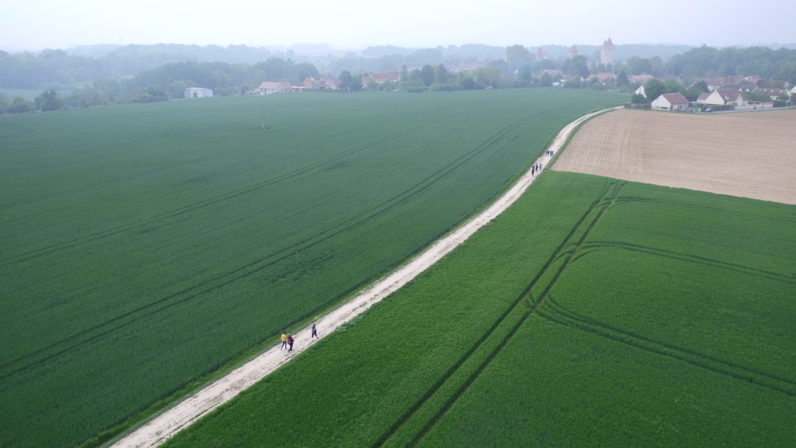 Val d'Ancoeur - Sur le chemin du Chateau de Blandy les Tours -  Les randonnées du 19 mai 2019 - Le drône du CAUE77 en action