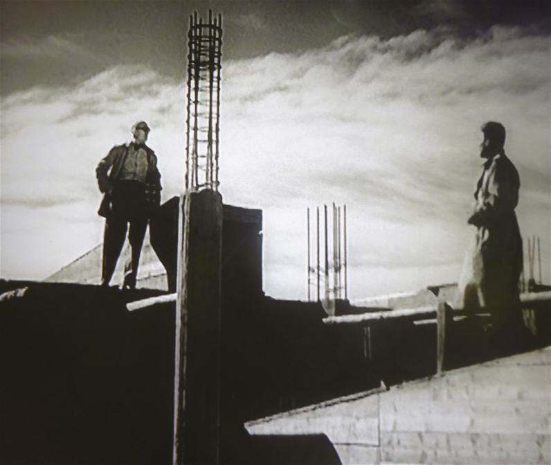 Le Corbusier sur le chantier de l'Unité d'Habitation de Marseille dans "La ville commence demain"