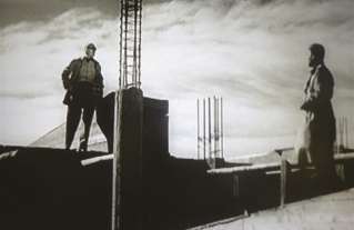 Le Corbusier sur le chantier de l'Unité d'Habitation de Marseille dans "La ville commence demain"