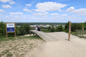 Sommet de la colline. L'Envolée, point de départ de l'épreuve VTT